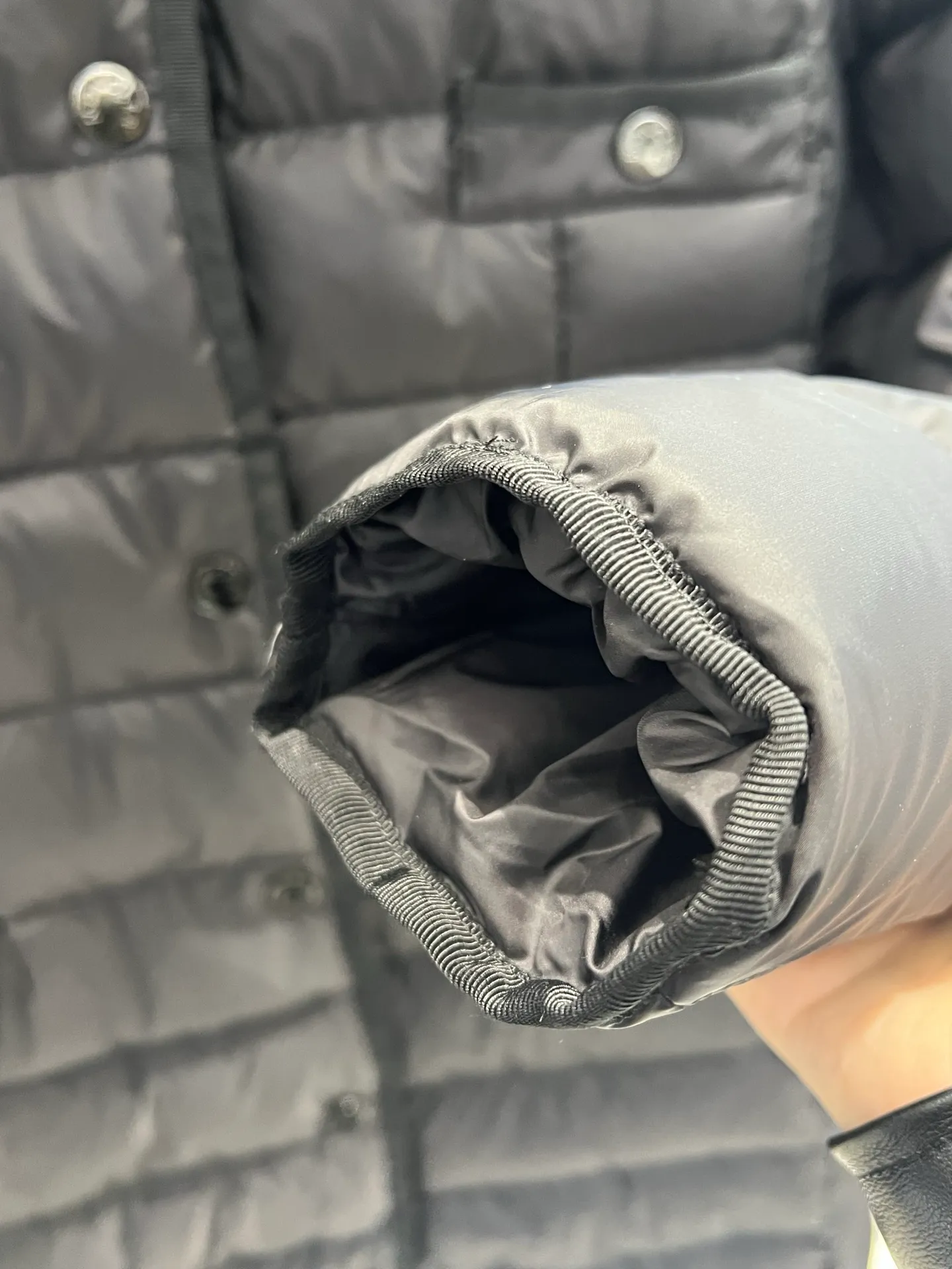 Moncler Hirmafur ， 。 ， ， 。 ， ， 。 ： ：Black Khaki Size：1234